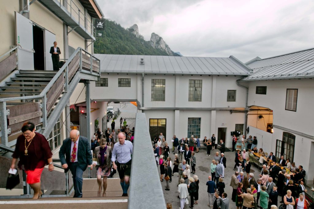 tvb-hallein-duerrnberg-erleben-kultur-festspiele-pernerinsel-aussen-treppe